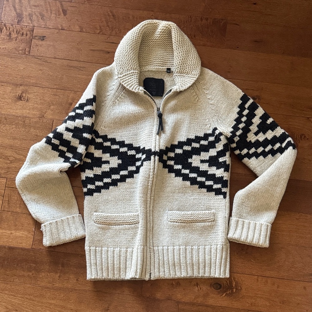 Women’s Aritzia TNA Women's Cream and Black Sweater